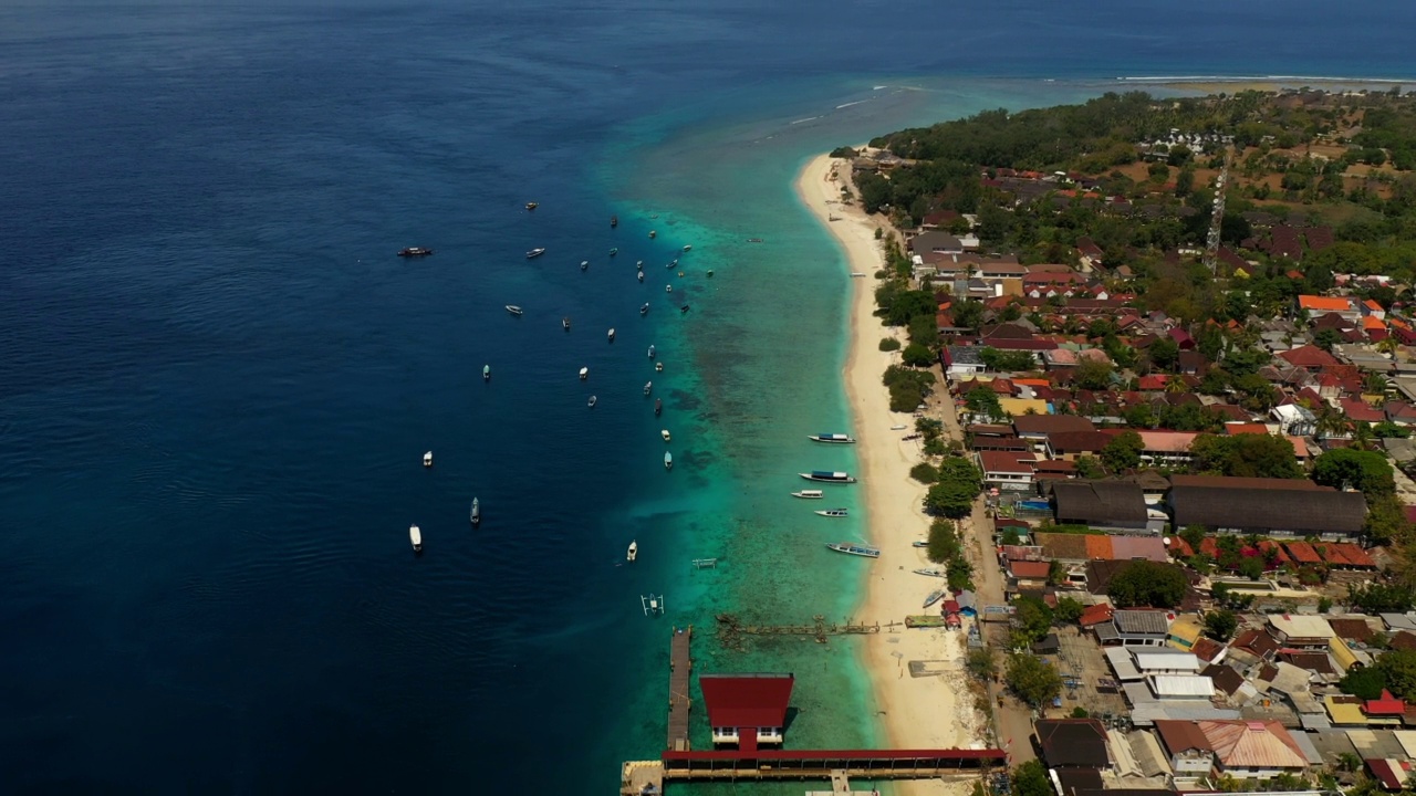 空中向后:海滩上的房子和海上停泊的船-巴厘岛，Gili Trawangan视频素材