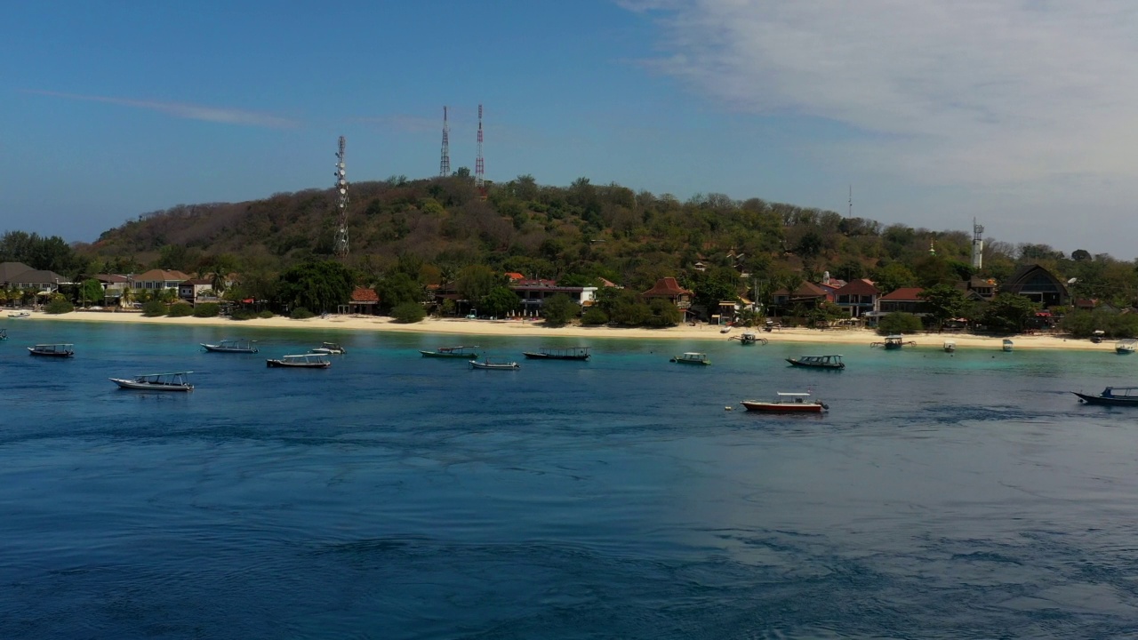 空中前进:海上帆船在海滩-巴厘岛，Gili Trawangan视频素材