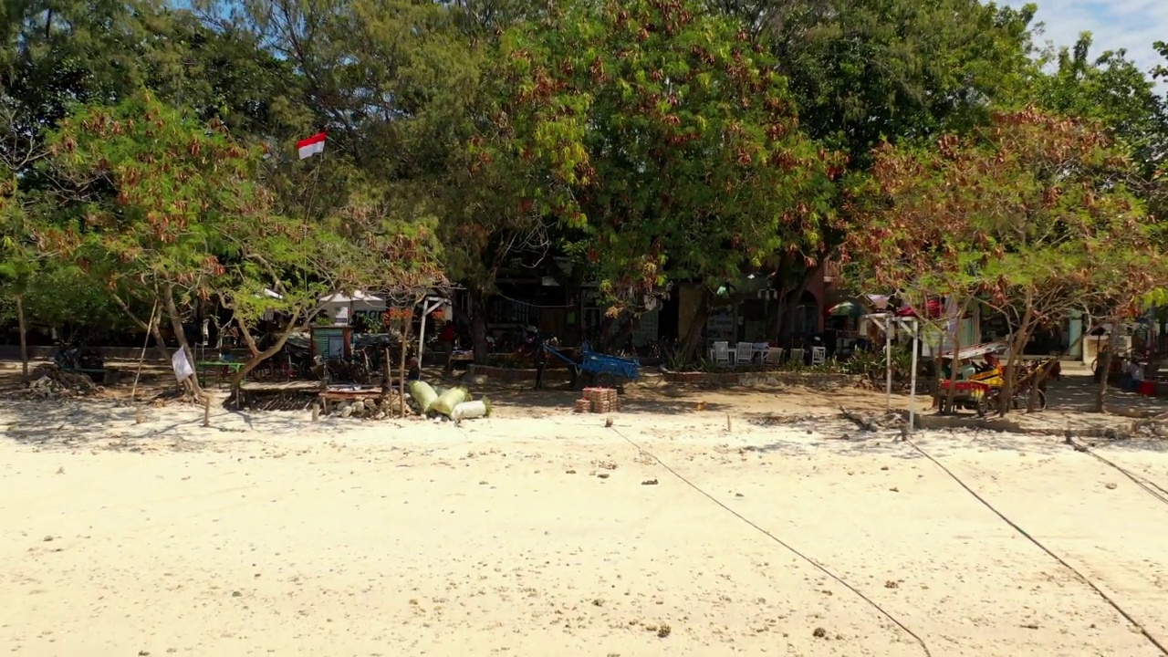 空中向后:有树和帆船的海滩-巴厘岛，Gili Trawangan视频素材