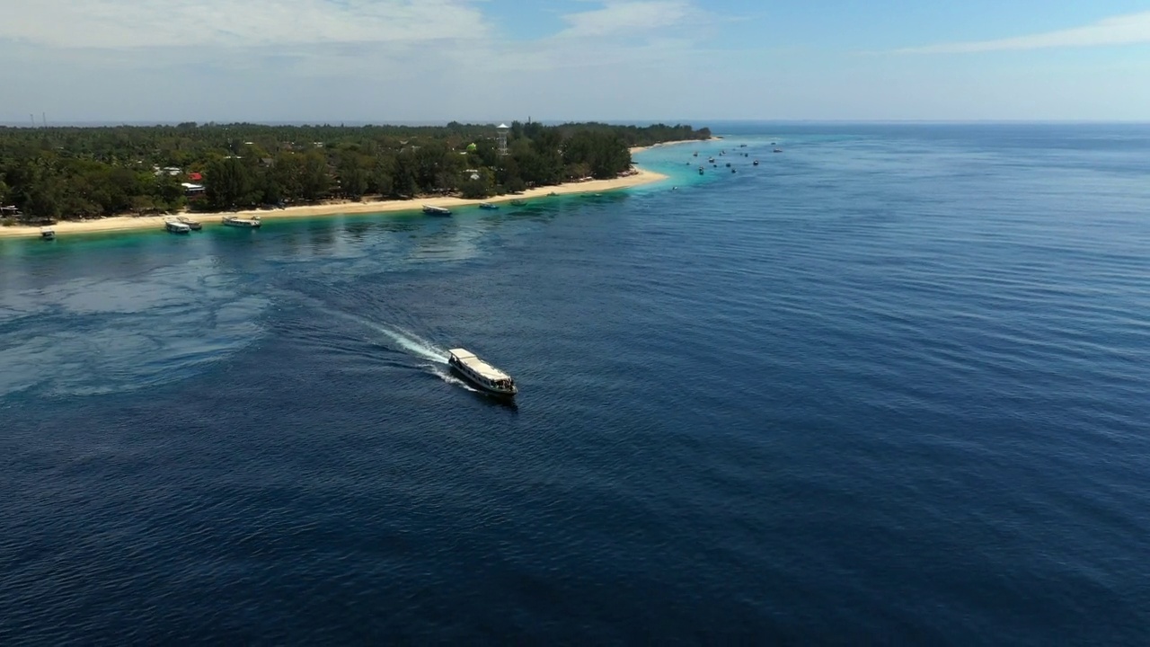 空中向后:船航行在海上-巴厘岛，Gili Trawangan视频素材