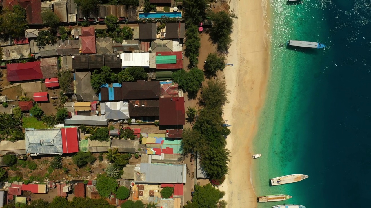 空中向上:海边有房子和树木的海滩——巴厘岛，Gili Trawangan视频素材