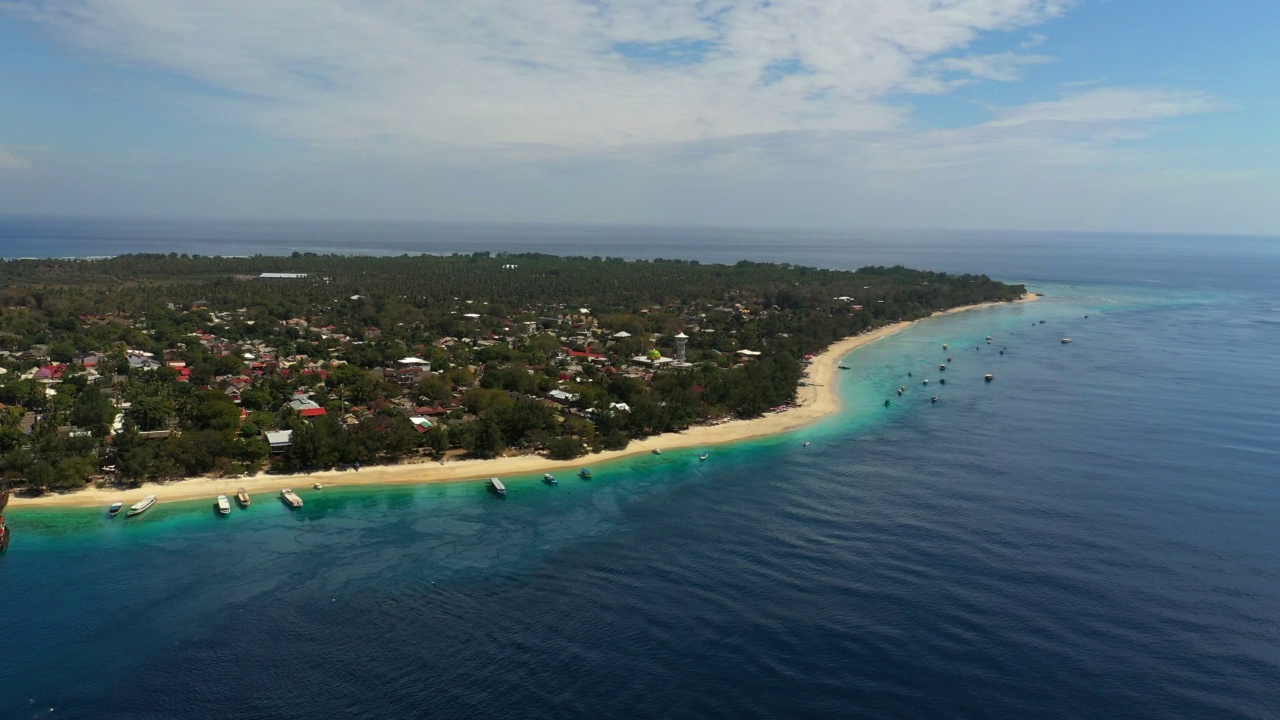 空中:有树和海边海滩的岛屿-巴厘岛，Gili Trawangan视频素材