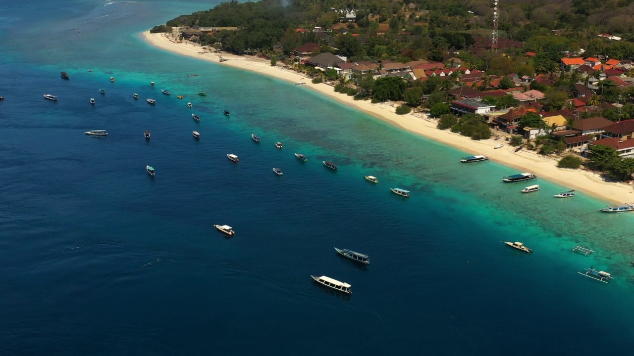 空中下行:有船的海滩-巴厘岛，Gili Trawangan视频素材