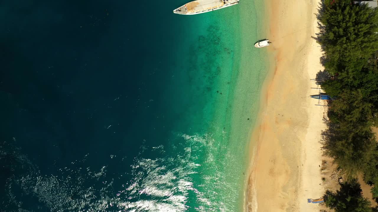 空中顶向前:海上的船在海滩-巴厘岛，Gili Trawangan视频素材