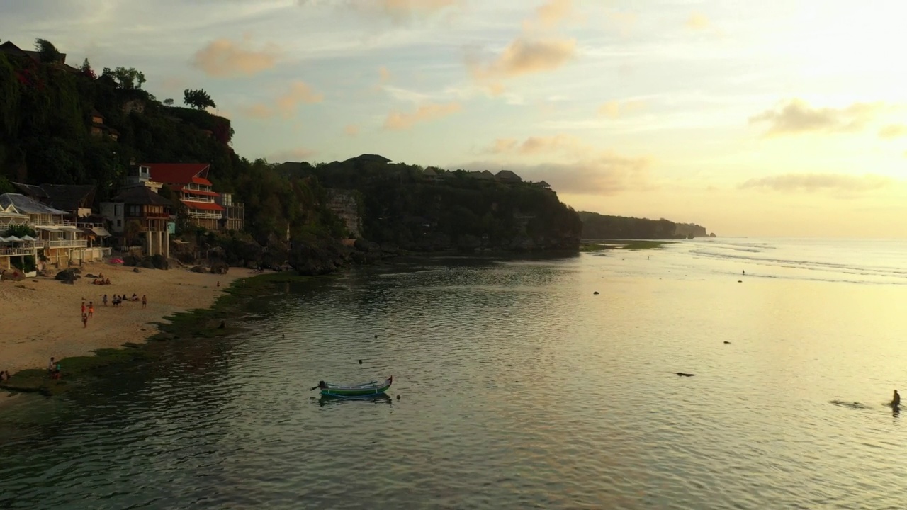 空中向后:日落时的海上旅馆——巴厘岛，乌鲁瓦图视频素材