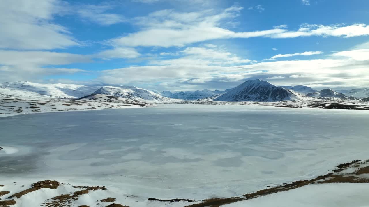 在多云的天空下，从雪山俯瞰冰冻的大海的美丽景色——冰岛的瓦特纳冰盖国家公园视频素材