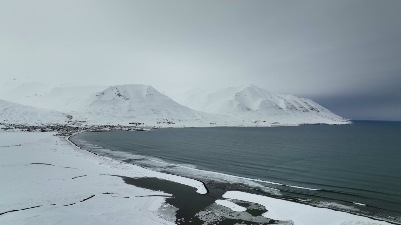 空中拍摄冰川山脉的海洋美景，无人机飞越雪景-冰岛瓦特纳冰川国家公园视频素材