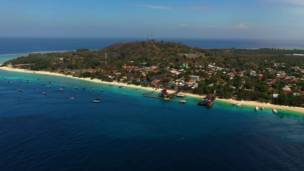 航空:航海船在海上村庄-巴厘岛，Gili Trawangan视频素材