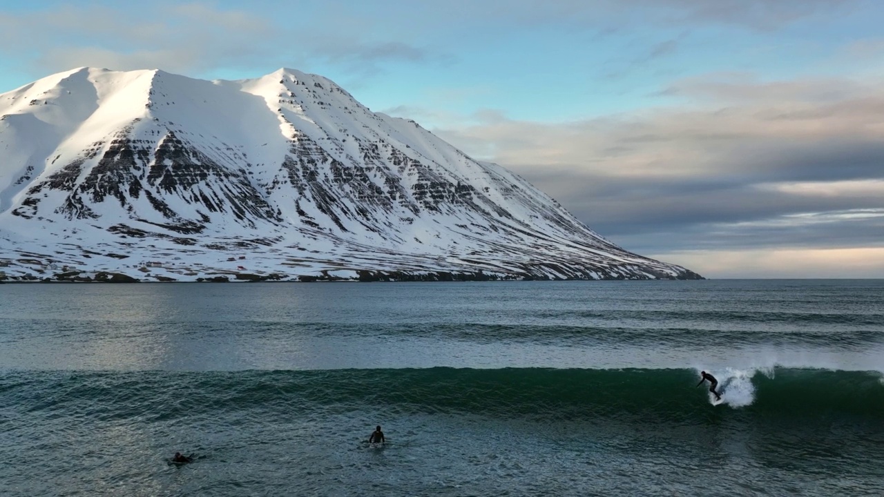 冒险的游客在云下雪山的Jokulsarlon泻湖上冲浪的慢镜头——冰岛的Vatnajokull国家公园视频素材