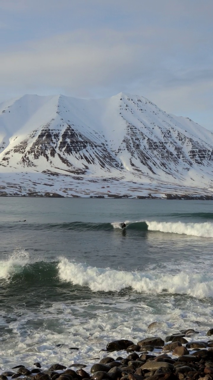 冒险的人在云下雪山的Jokulsarlon泻湖上冲浪——冰岛的Vatnajokull国家公园视频素材