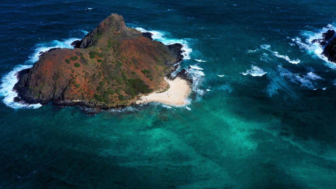 空中拍摄岛屿和海滩的美丽景色，无人机飞过海浪-怀基基，夏威夷视频素材