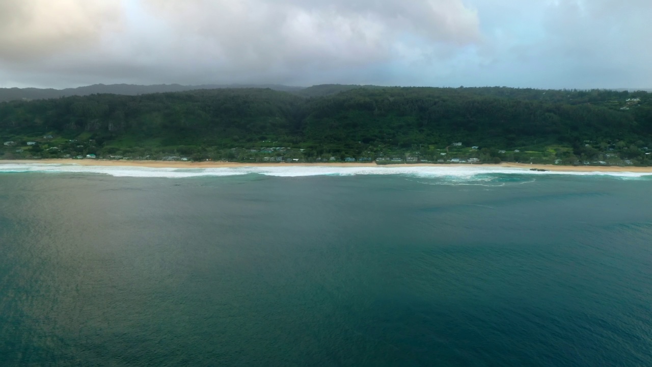 云层下的海滩上的山的空中风景，无人机向前飞越海洋-怀基基，夏威夷视频素材