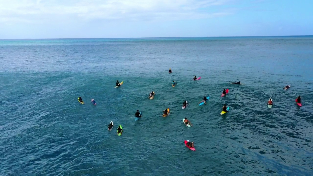 度假期间人们用冲浪板在海里游泳的航拍照片——夏威夷的威基基视频素材