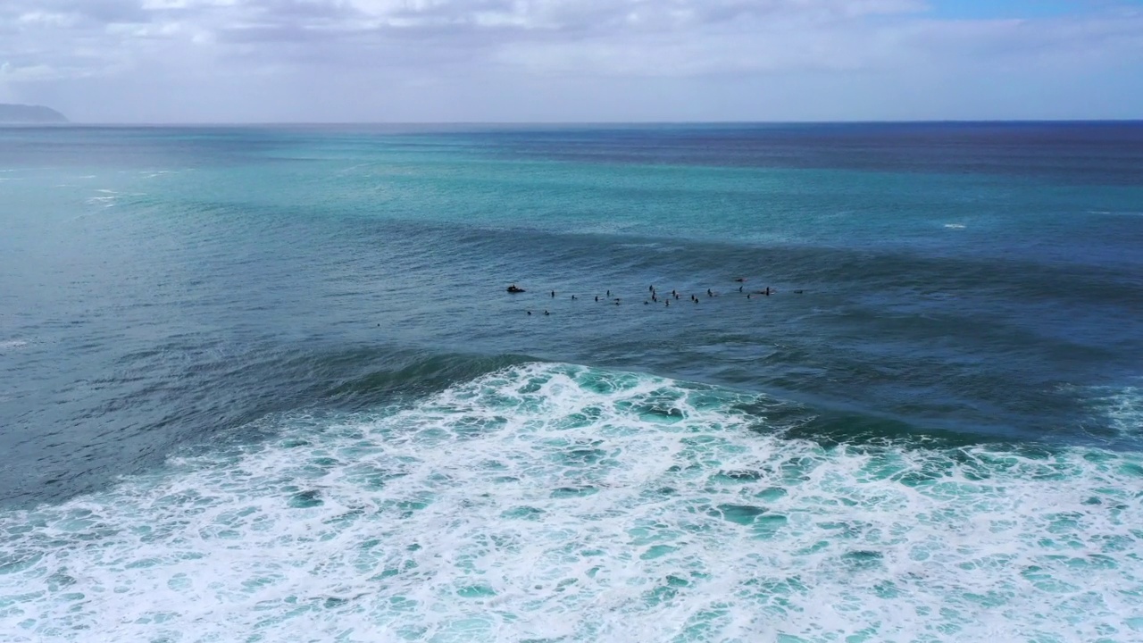 海滩上的教堂和度假村的航拍，无人机在云层下飞越海面-怀基基，夏威夷视频素材