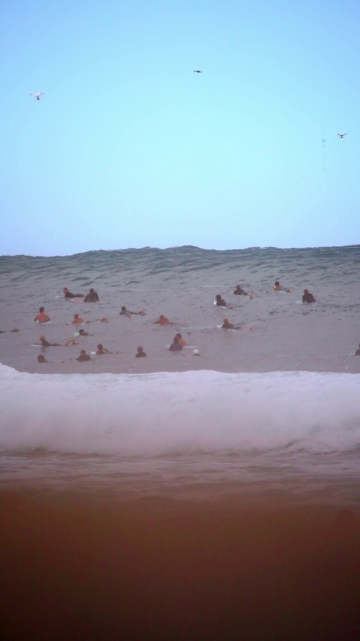 慢动作拍摄的男性冒险冲浪者冲浪下海浪在海上晴空-怀基基，夏威夷视频素材