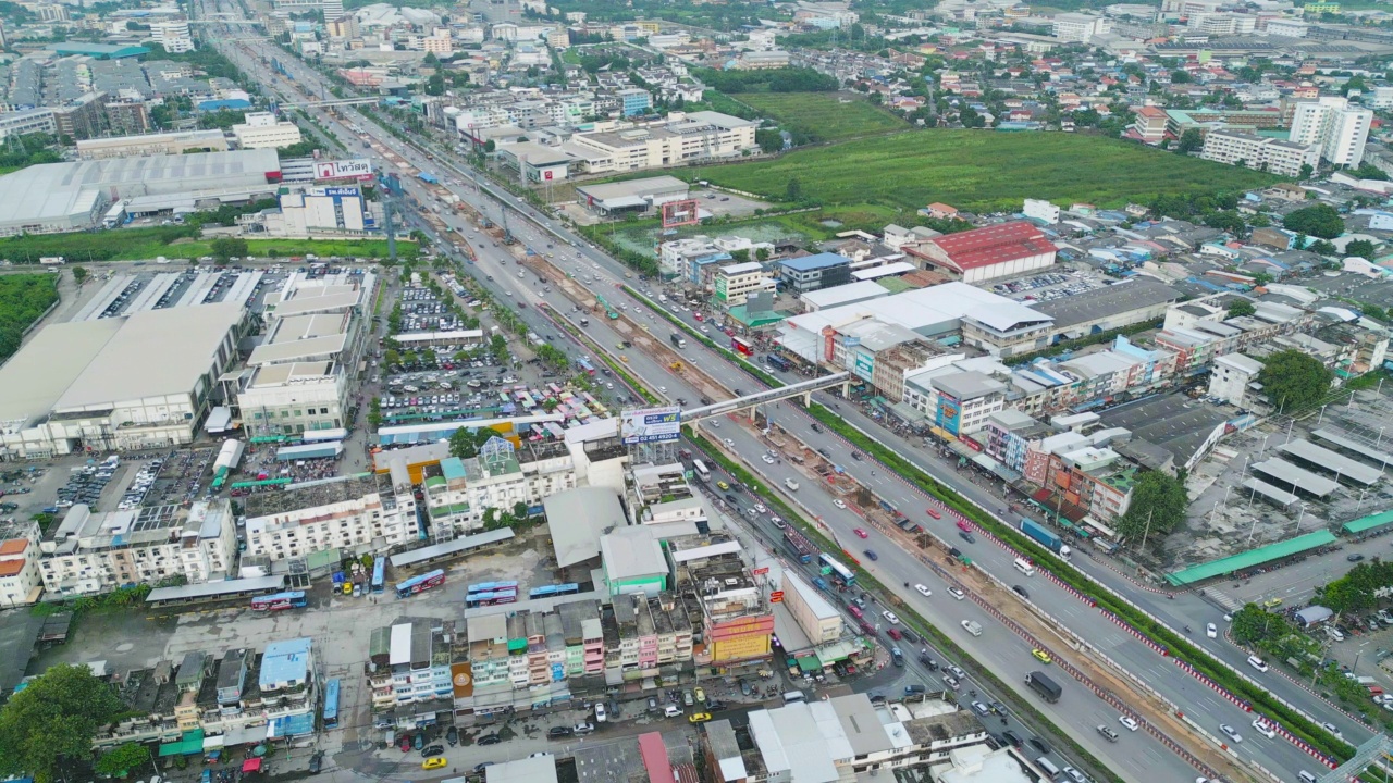 在高速公路或高速公路上行驶的汽车鸟瞰图。立交桥、街道、道路连接网络的建筑概念。前视图。泰国曼谷的城市。视频素材