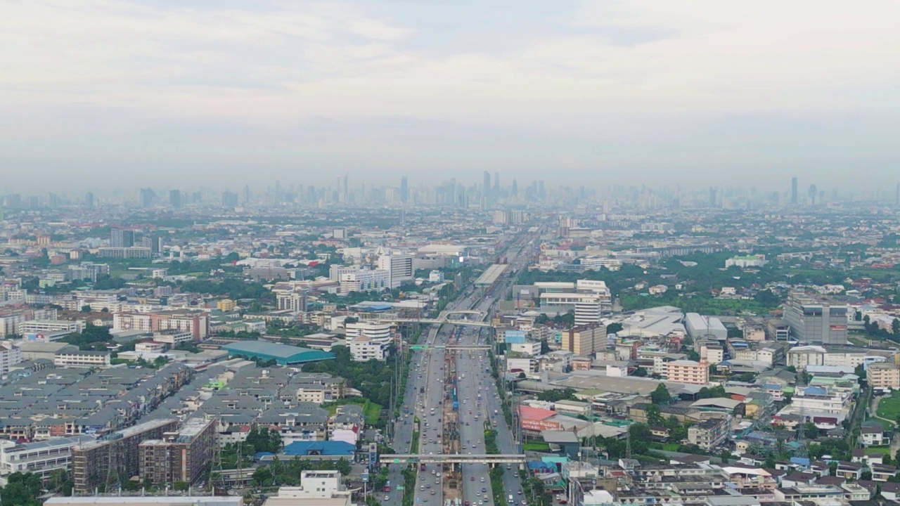 在高速公路或高速公路上行驶的汽车鸟瞰图。立交桥、街道、道路连接网络的建筑概念。前视图。泰国曼谷的城市。视频素材