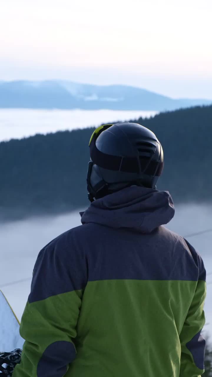 男子滑雪享受山地景观视频素材