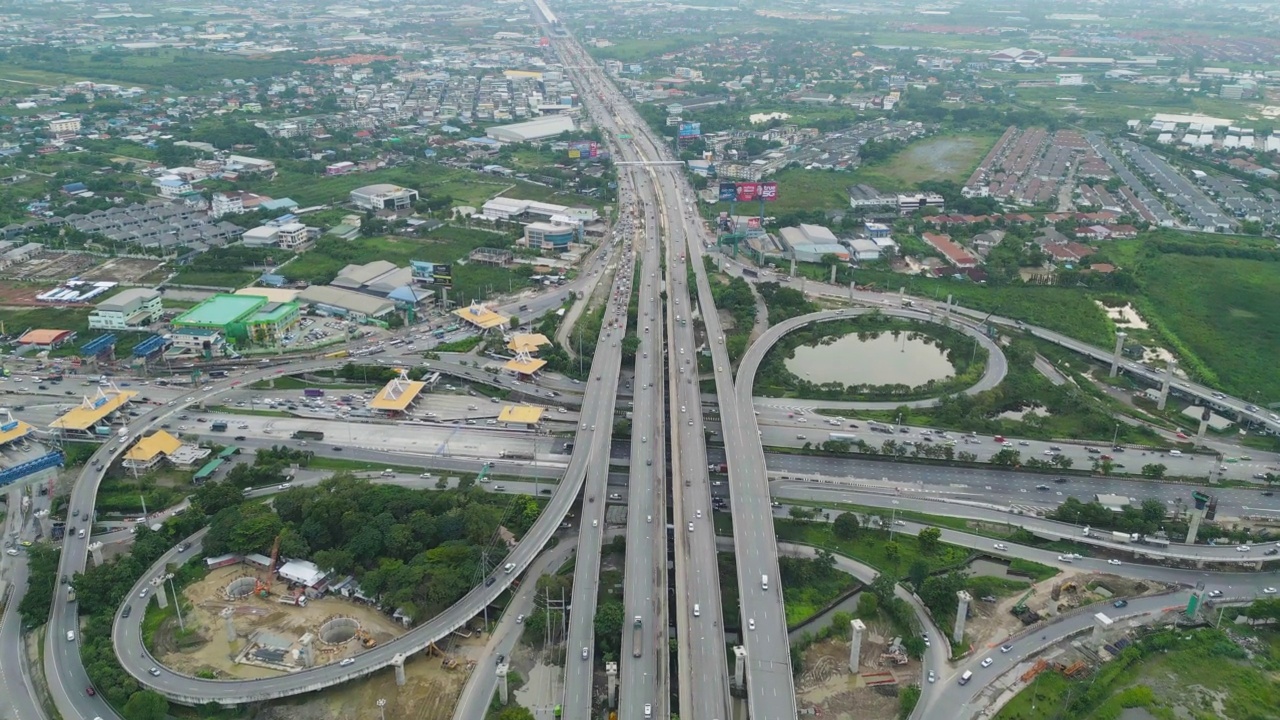 在高速公路或高速公路上行驶的汽车鸟瞰图。立交桥、街道、道路连接网络的建筑概念。前视图。泰国曼谷的城市。视频素材