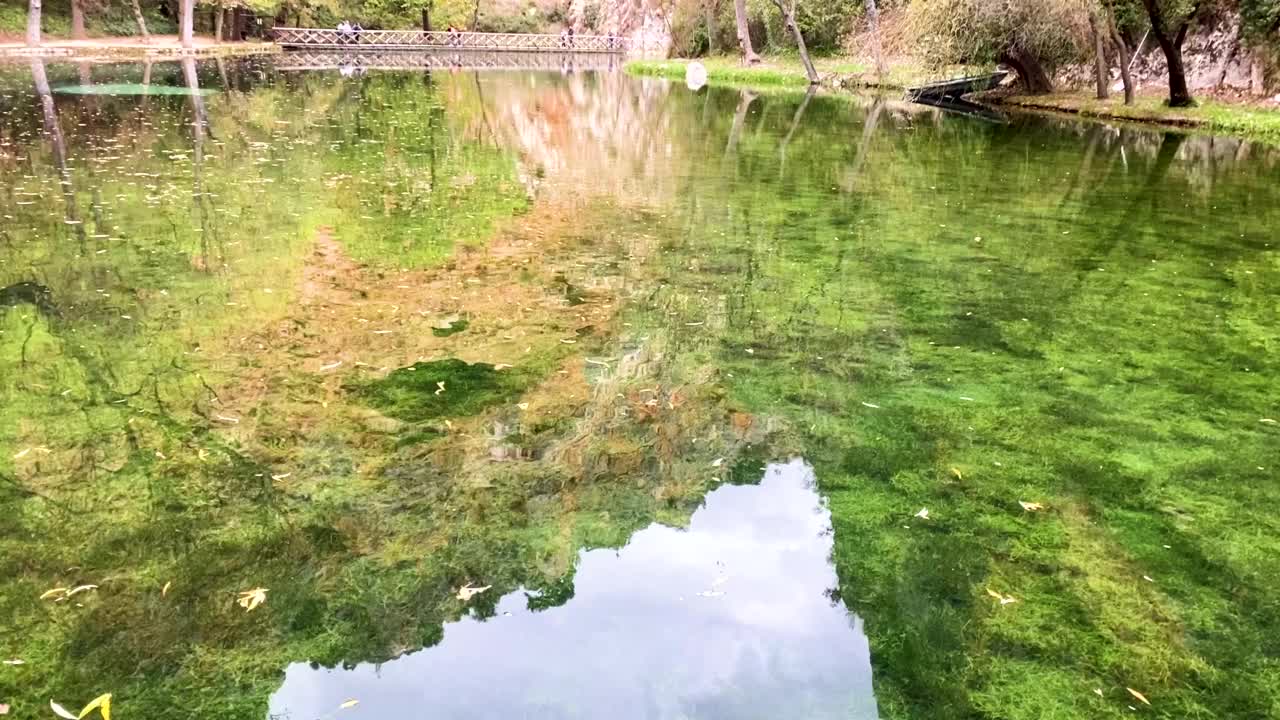 西班牙萨拉戈萨的石头修道院。萨拉戈萨的自然公园，宁静的港湾，放松的理想场所。视频素材