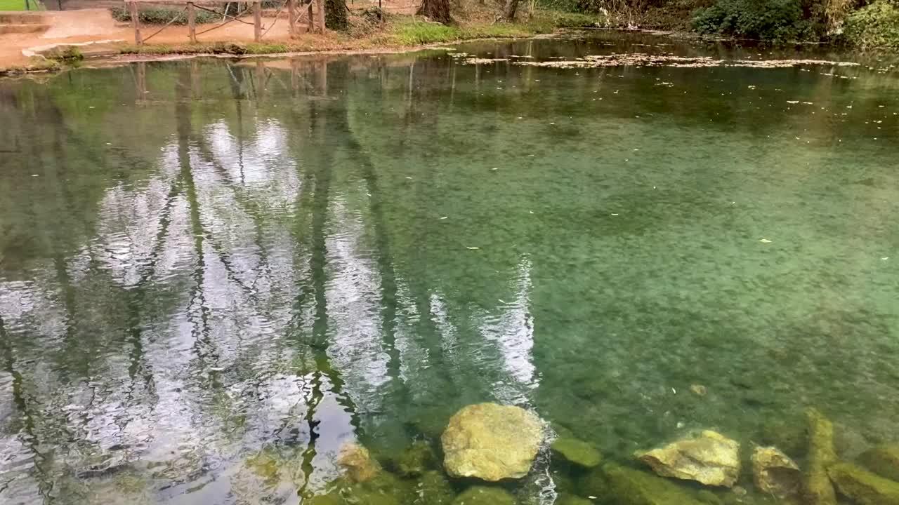 西班牙萨拉戈萨的石头修道院。萨拉戈萨的自然公园，宁静的港湾，放松的理想场所。视频素材