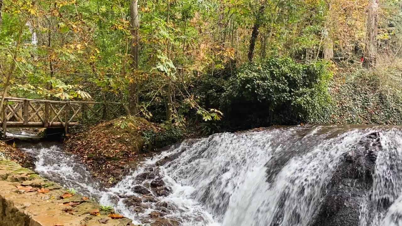 西班牙萨拉戈萨的石头修道院。萨拉戈萨的自然公园，宁静的港湾，放松的理想场所。视频素材