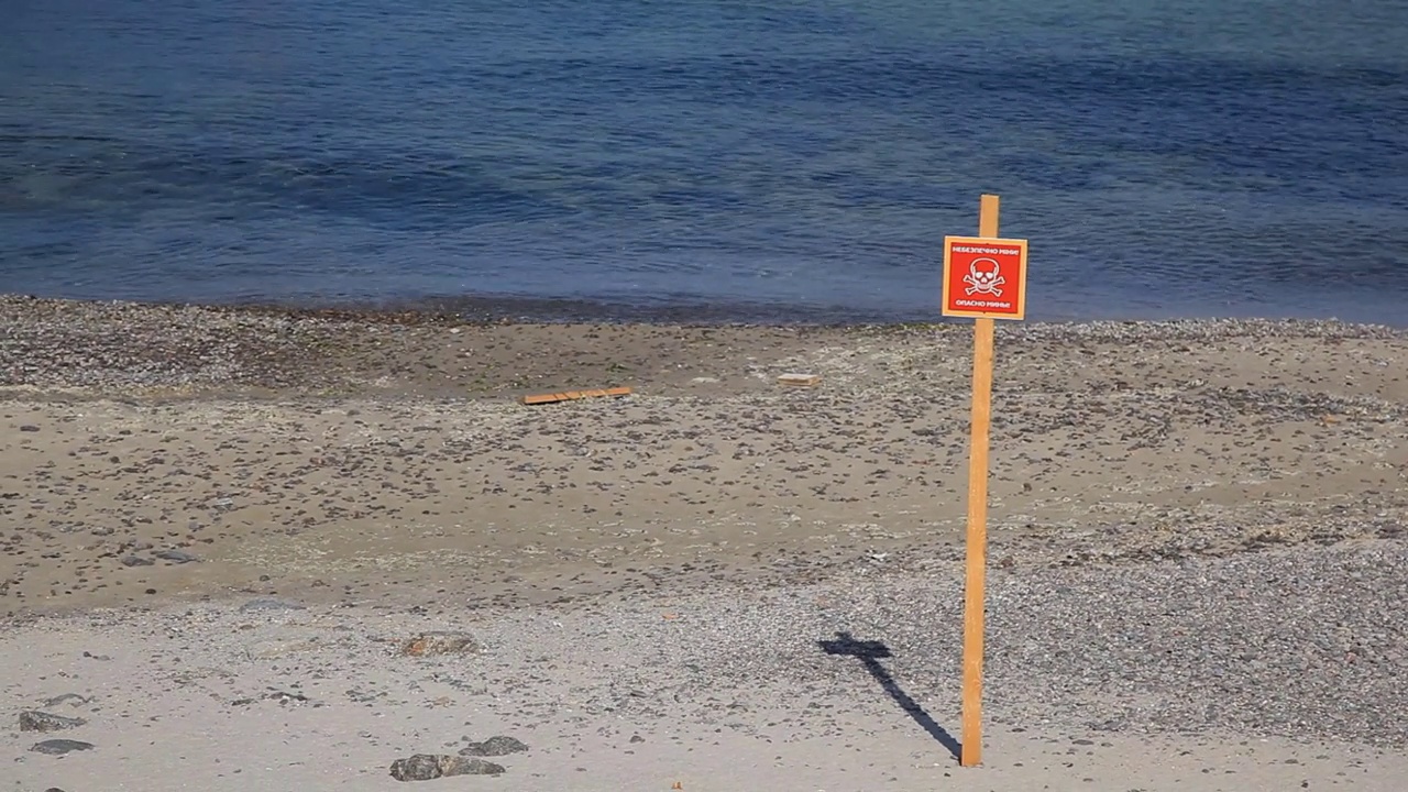 海滩上的地雷警告标志视频下载