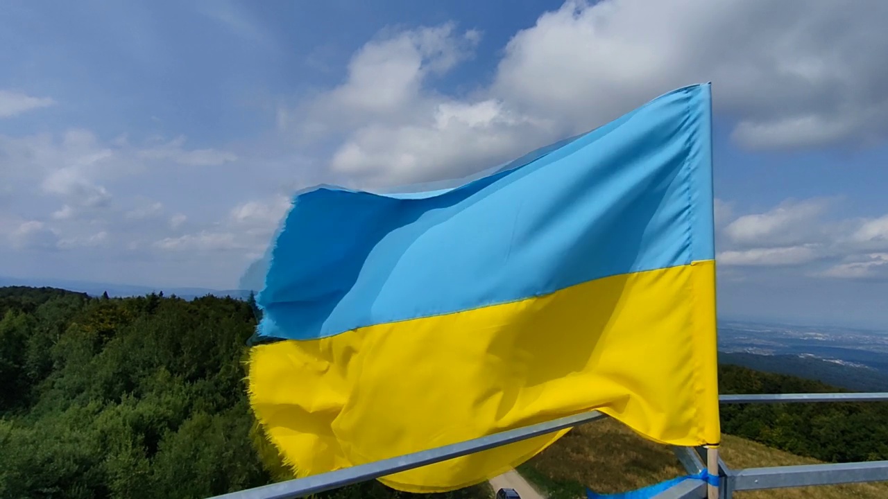 乌克兰国旗在风中飘扬视频素材