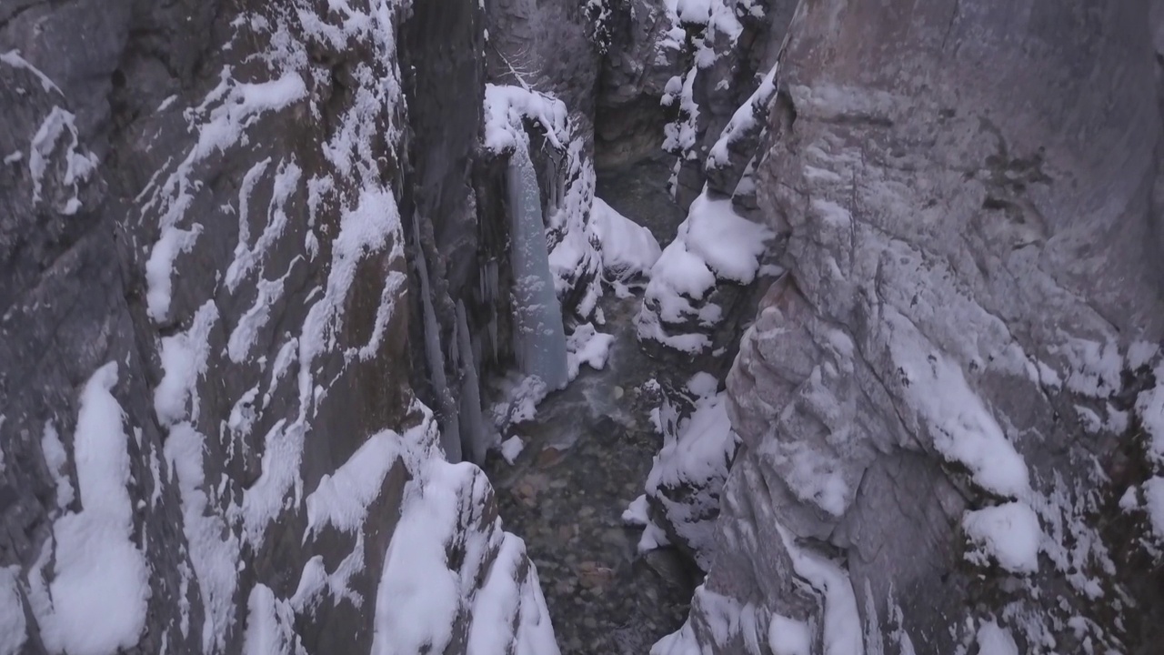 冰柱悬空在陡峭，深岩峡谷视频素材