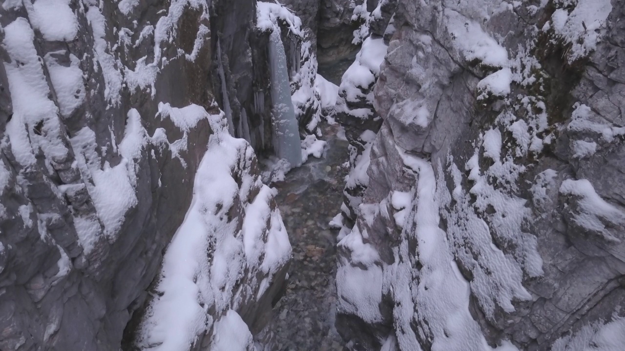 寒冬河川深雪峡谷视频素材