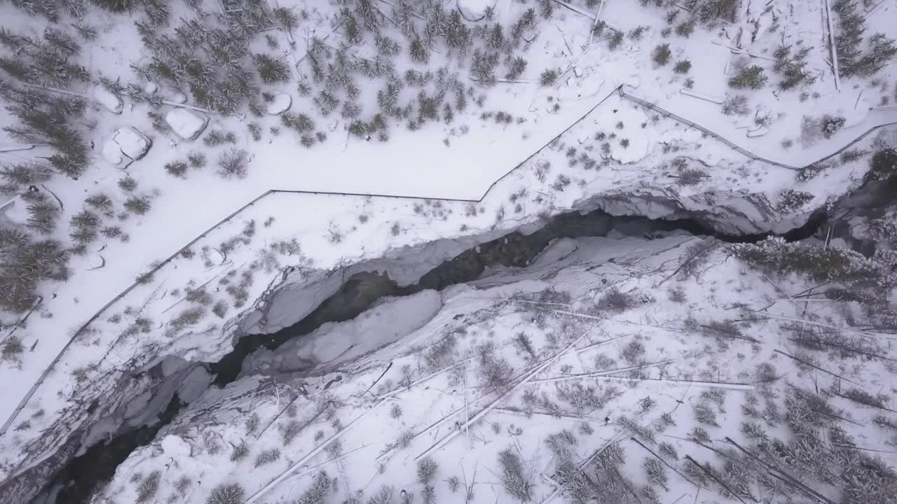 冬天从空中俯瞰大理石峡谷视频素材