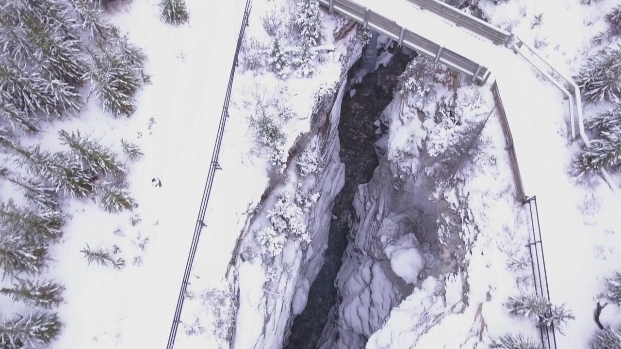 雪桥在狭窄的冬季峡谷视频素材