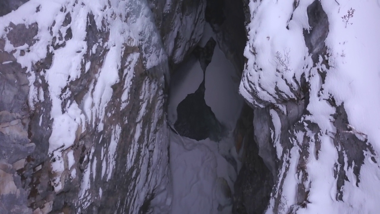 岩石峡谷深处的冬季河流视频素材