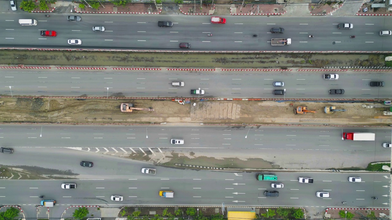 在高速公路或高速公路上行驶的汽车鸟瞰图。立交桥、街道、道路连接网络的建筑概念。前视图。泰国曼谷的城市。视频素材