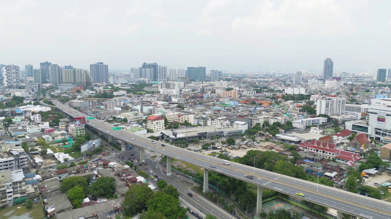 在高速公路或高速公路上行驶的汽车鸟瞰图。立交桥、街道、道路连接网络的建筑概念。前视图。泰国曼谷的城市。视频素材