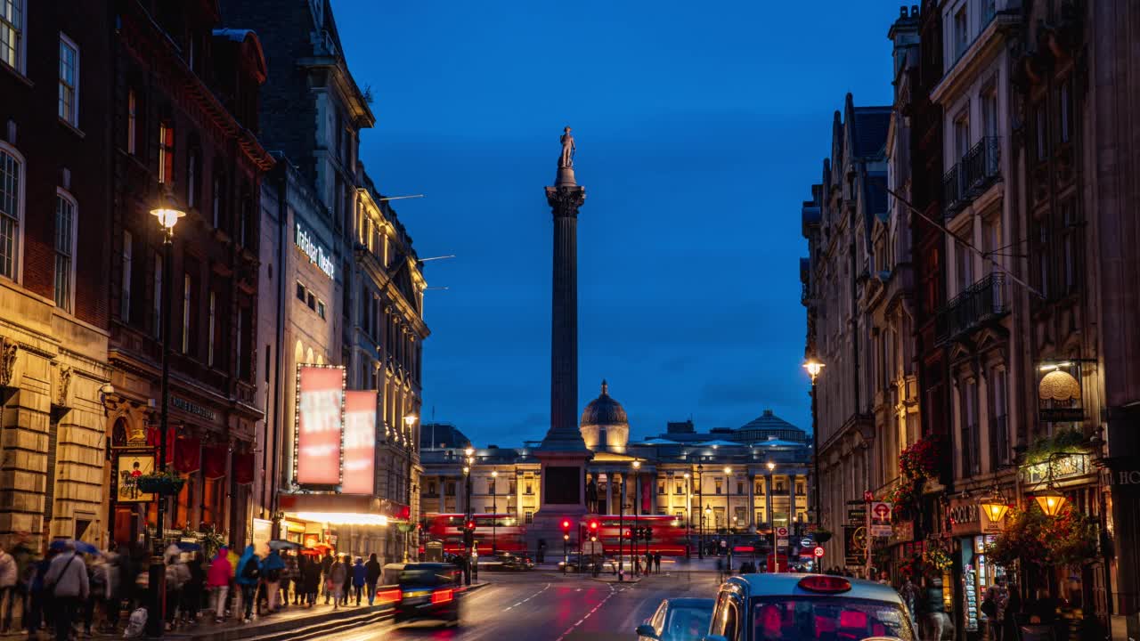 英国伦敦，特拉法尔加广场城市景观夜间人群交通和通勤旅游的时间间隔视频素材