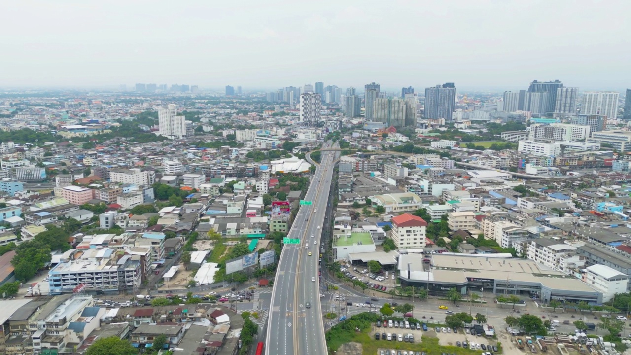 在高速公路或高速公路上行驶的汽车鸟瞰图。立交桥、街道、道路连接网络的建筑概念。前视图。泰国曼谷的城市。视频素材