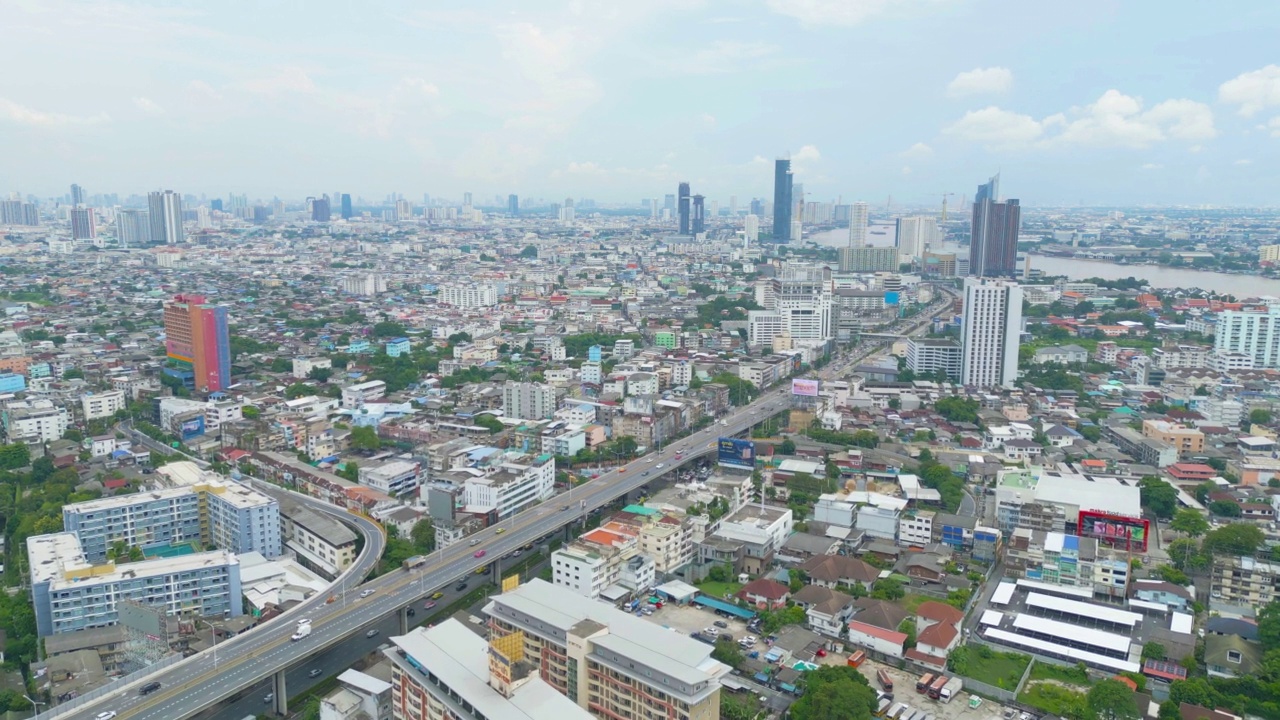 在高速公路或高速公路上行驶的汽车鸟瞰图。立交桥、街道、道路连接网络的建筑概念。前视图。泰国曼谷的城市。视频素材