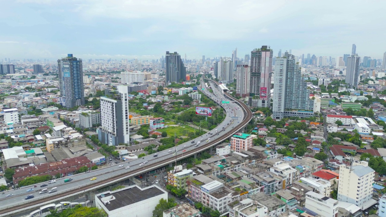 在高速公路或高速公路上行驶的汽车鸟瞰图。立交桥、街道、道路连接网络的建筑概念。前视图。泰国曼谷的城市。视频素材