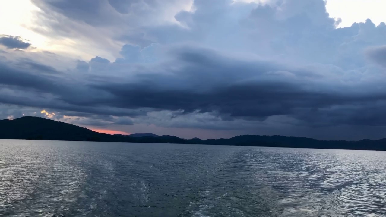 黄昏时分的印尼湖景视频下载