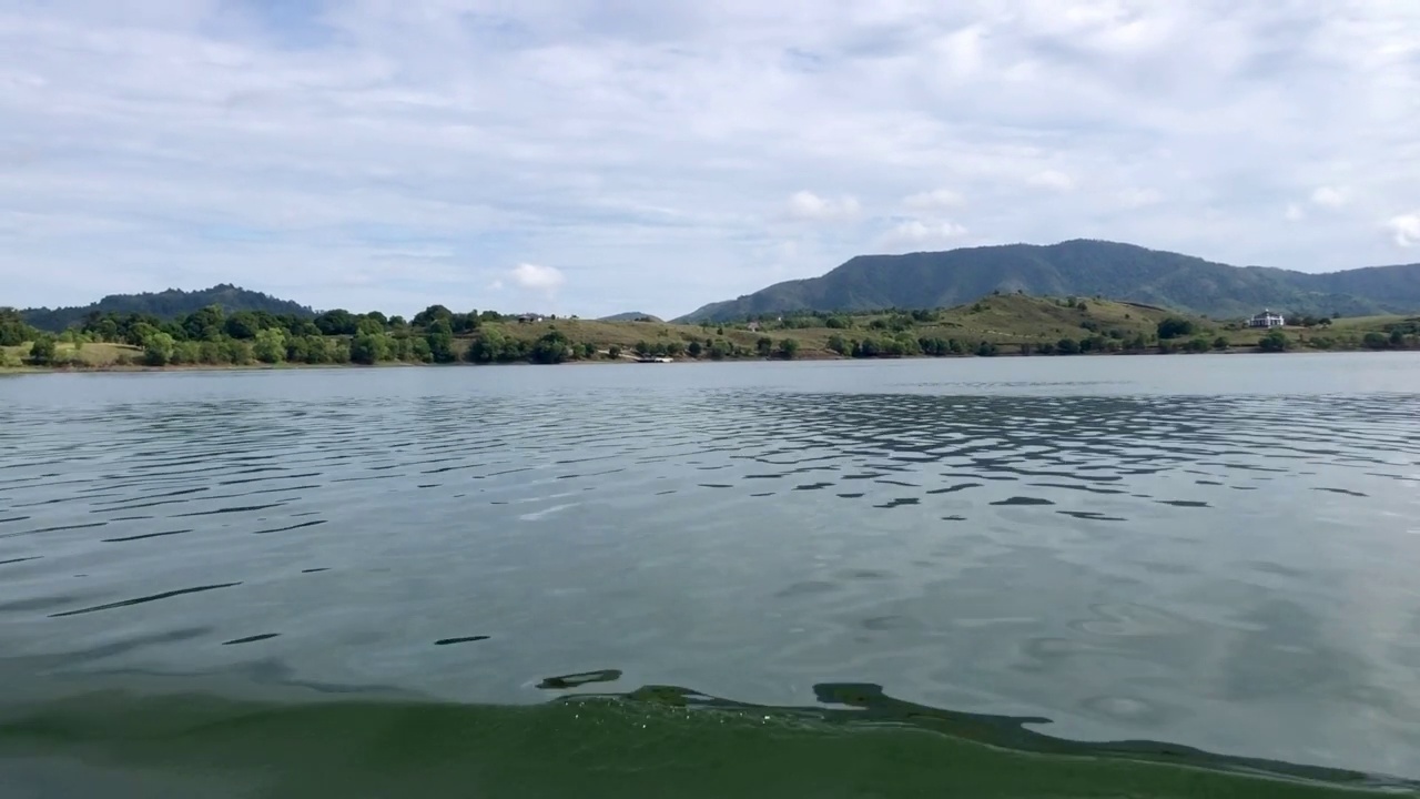 印度尼西亚的湖泊和丘陵景色视频下载