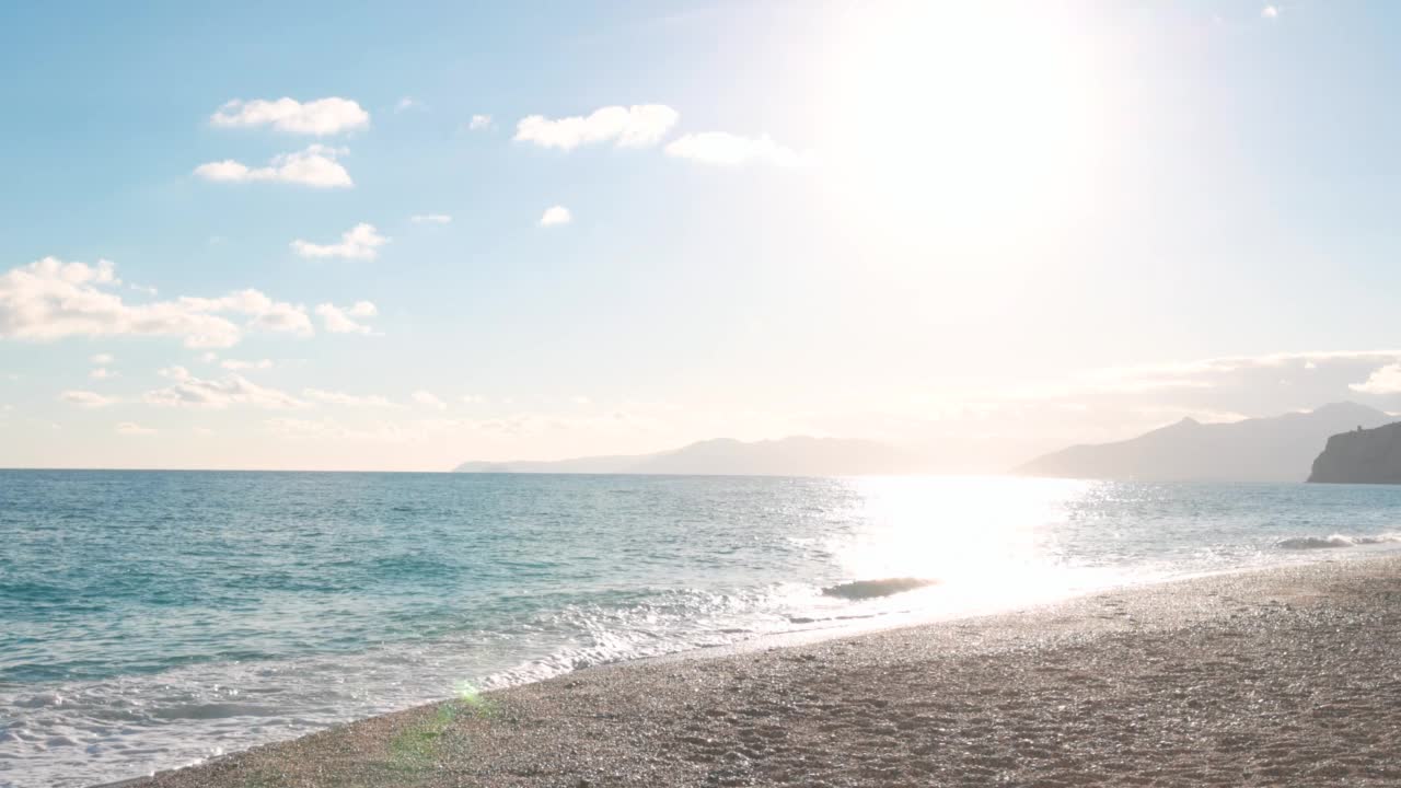 温和的海浪和海岸线的风景视频素材