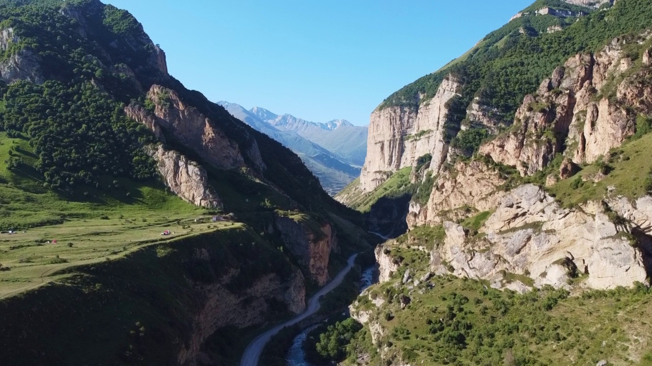 山的缝隙。蓝天下山道山谷山峦之间的鸟瞰图视频素材