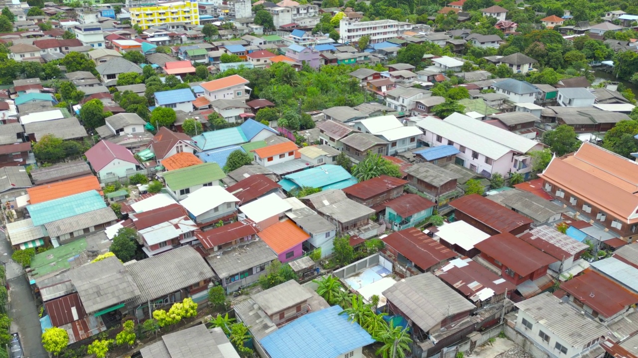 住宅区屋顶的鸟瞰图。城市住宅建设从上面看。前视图。泰国曼谷的房地产。房地产。视频素材