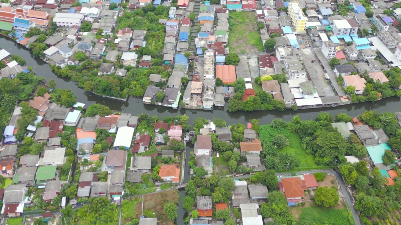 住宅区屋顶的鸟瞰图。城市住宅建设从上面看。前视图。泰国曼谷的房地产。房地产。视频素材