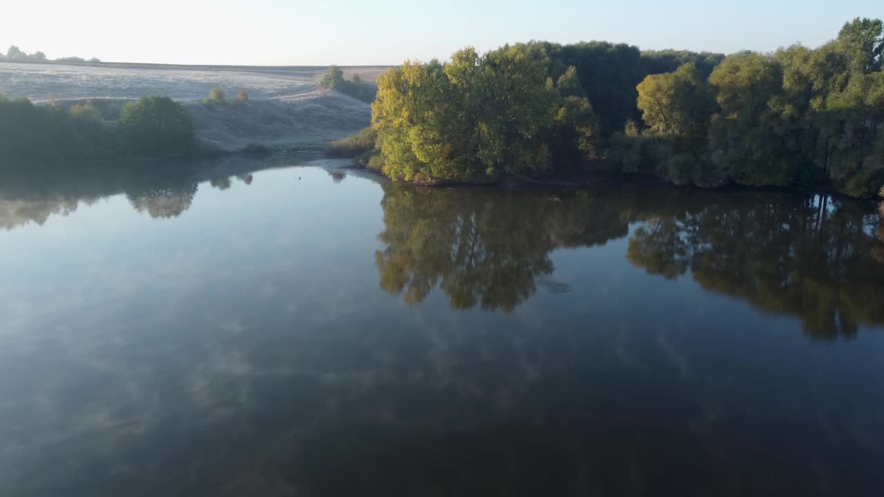 湖与丘陵海岸和树木在秋天，鸟瞰图视频素材