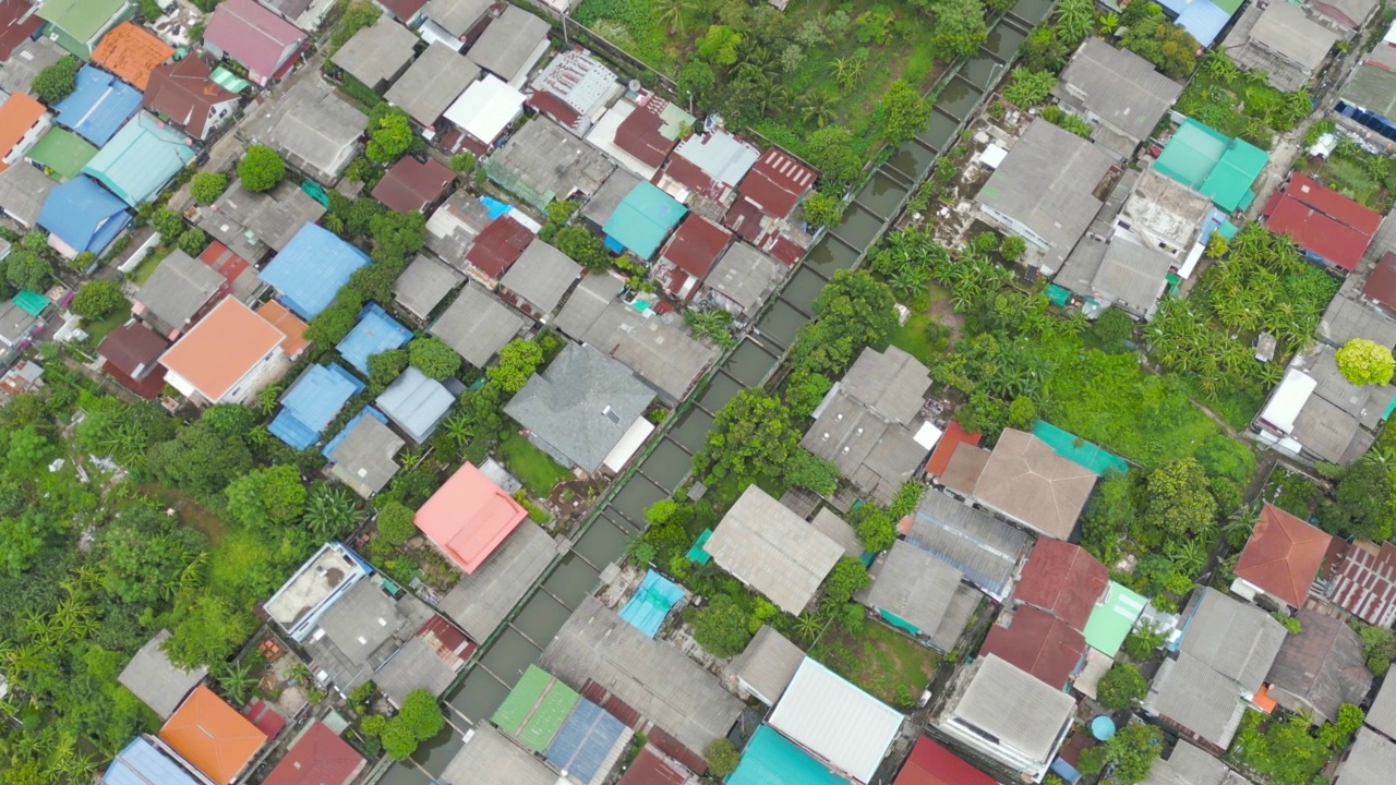 住宅区屋顶的鸟瞰图。城市住宅建设从上面看。前视图。泰国曼谷的房地产。房地产。视频素材