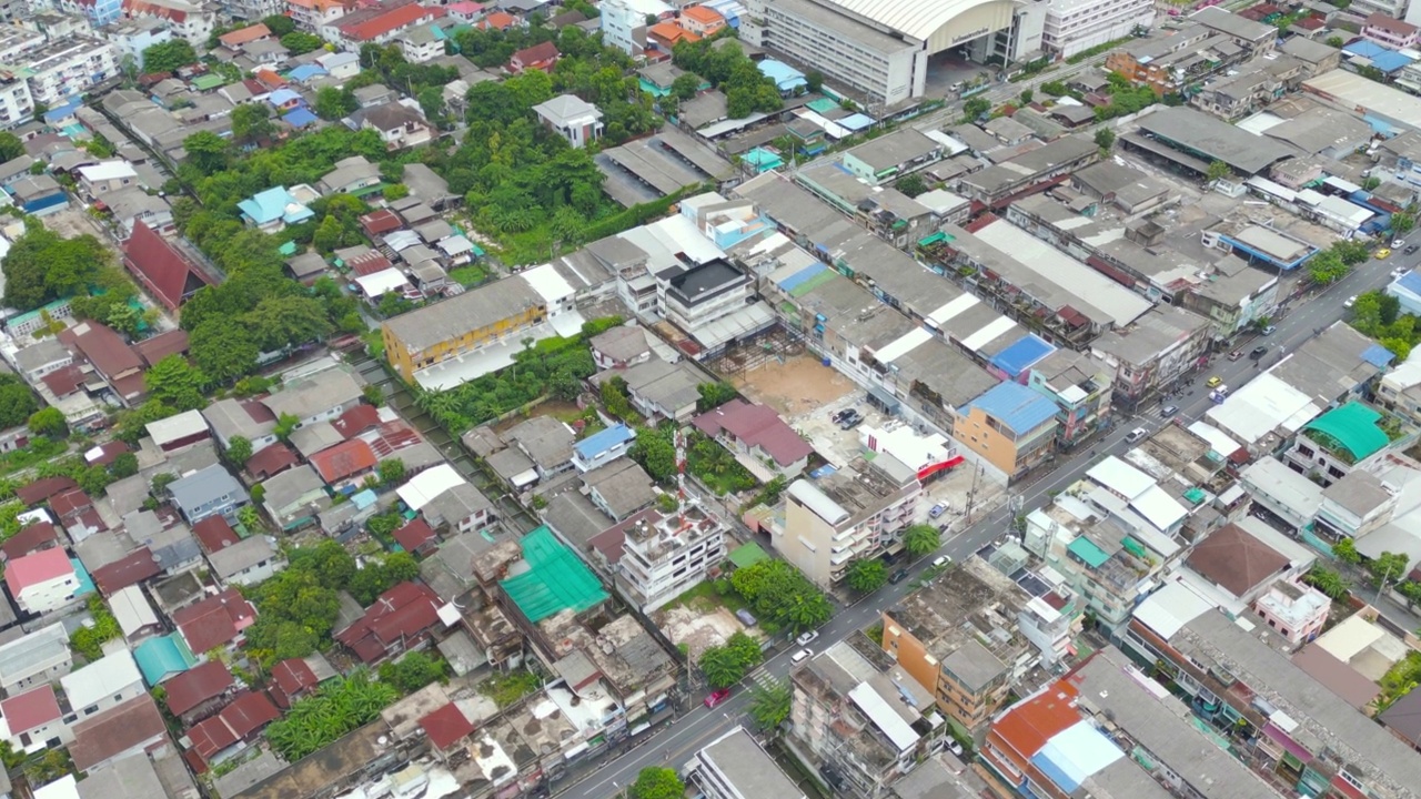 住宅区屋顶的鸟瞰图。城市住宅建设从上面看。前视图。泰国曼谷的房地产。房地产。视频素材