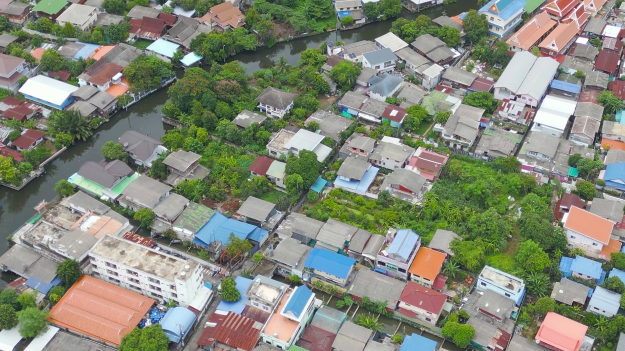 住宅区屋顶的鸟瞰图。城市住宅建设从上面看。前视图。泰国曼谷的房地产。房地产。视频素材