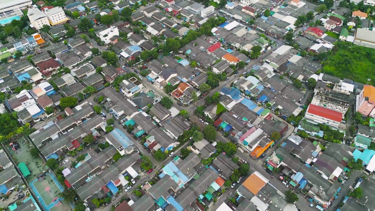 住宅区屋顶的鸟瞰图。城市住宅建设从上面看。前视图。泰国曼谷的房地产。房地产。视频素材